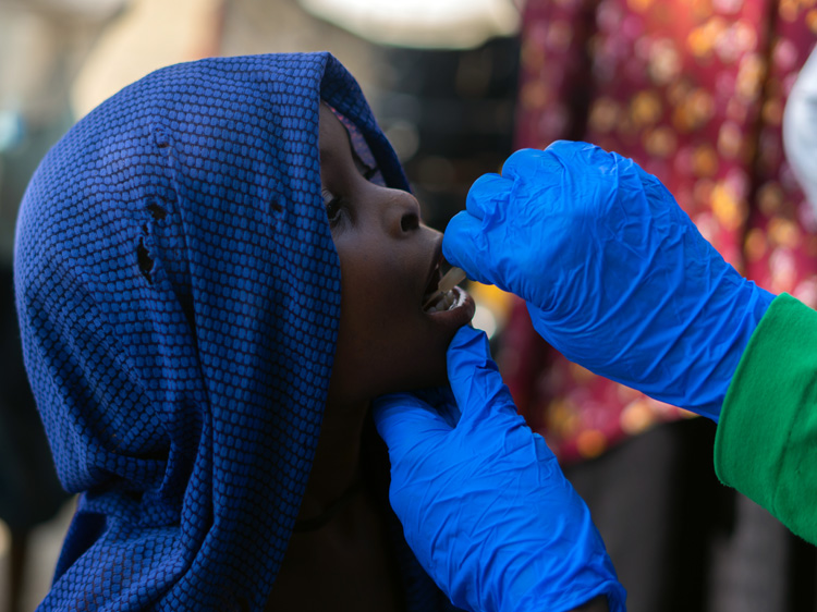 Giving a dose to the child Fatima Mudassir Abkar - at the vaccination center of Al-Tadamon neighborhood Square 3 – Gedaref Giving a dose to the child Fatima Mudassir Abkar - at the vaccination center of Al-Tadamon neighborhood Square 3 – Gedaref