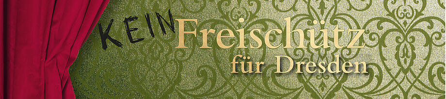 Zur Ausstellungsseite geöffneter roter Vorhang an der linken Seite vor einer grünen Tapete darauf die Schrift "Kein Freischütz für Dresden"