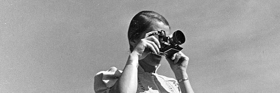 Link zur Deutschen Fotothek Frau fotografiert mit einer Kamera - Link zur Deutschen Fotothek