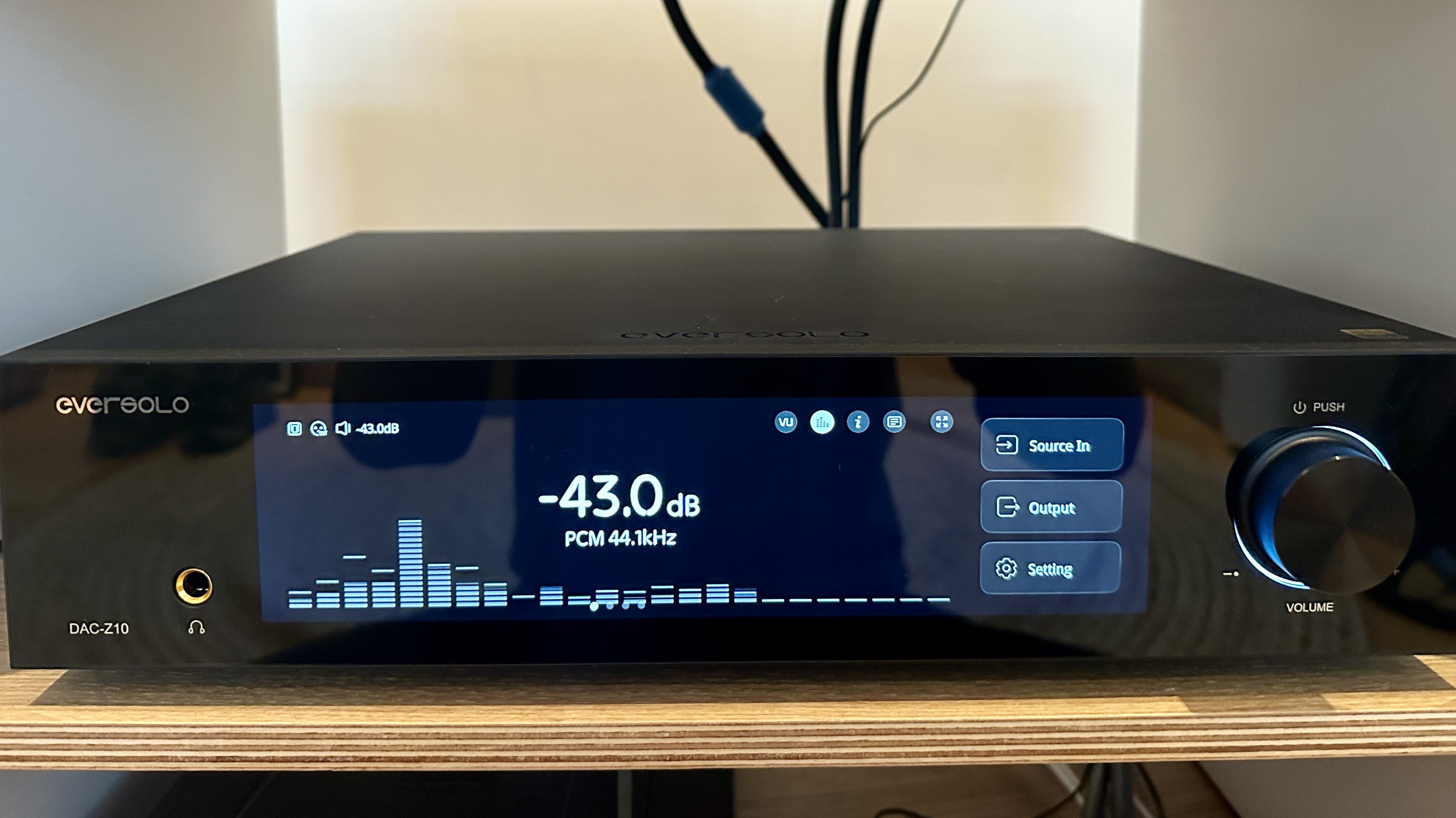 The Eversolo DAC-Z10 on a hi-fi rack, showing a frequency range readout on the screen